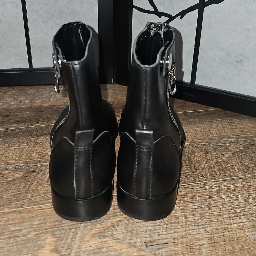 Ann Taylor Black Zippered Ankle Boots Size 8